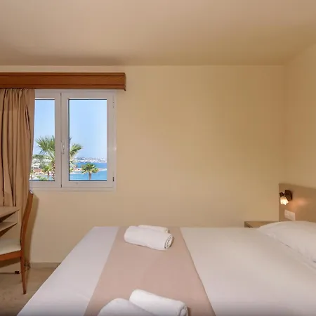 Ξενοδοχείο Eri & Village 4*