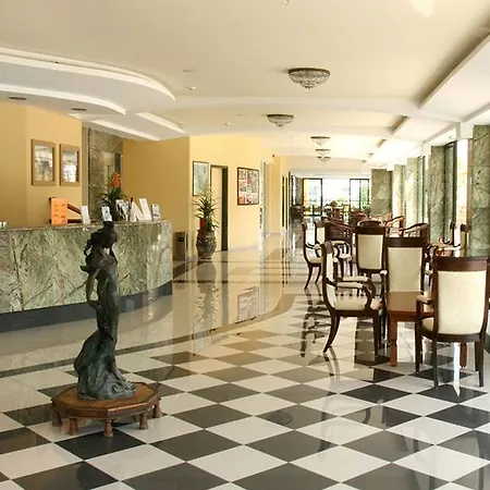 فندق Eri & Village 4*